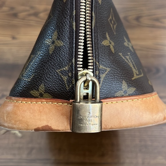 USED Louis Vuitton handbag. - Picture 5 of 7